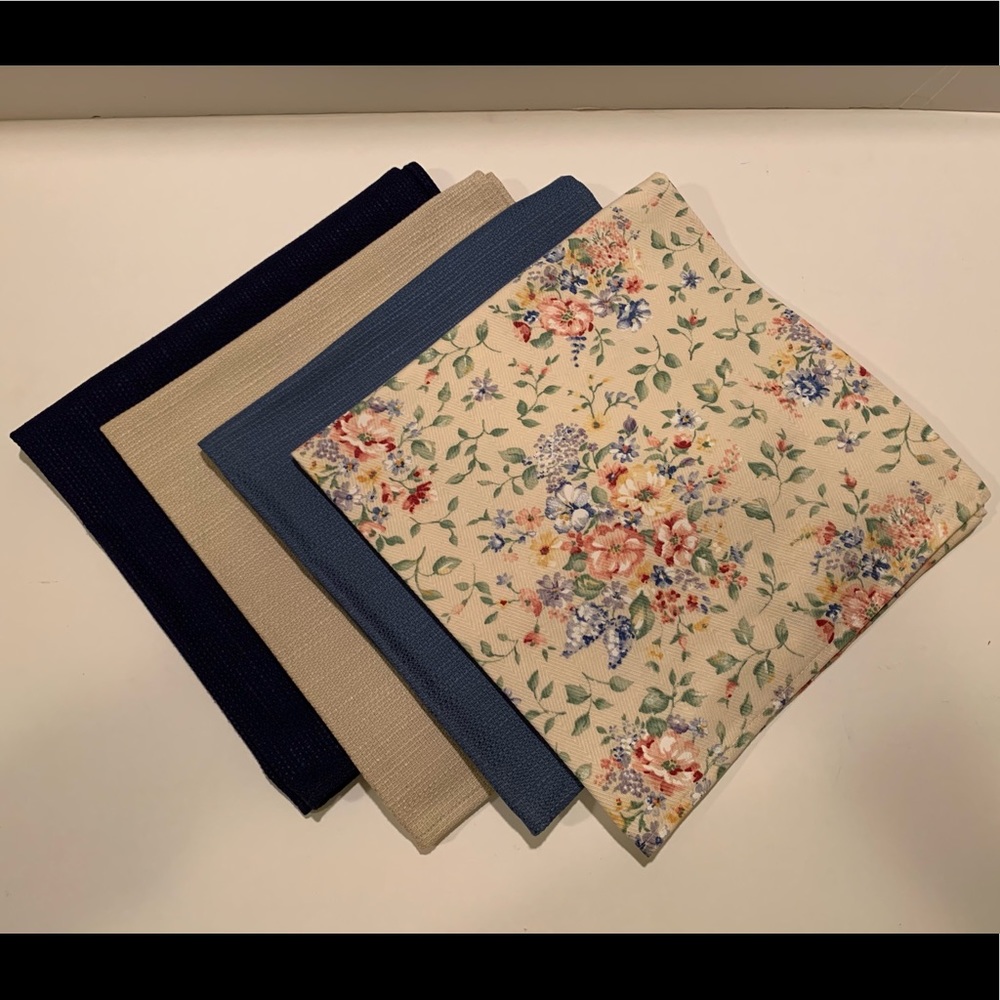 SET OF 4 LONGABERGER CLOTH NAPKINS.